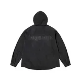 Campera Supreme de denim negro con capucha y bordado del logo en la espalda.