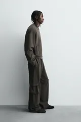 Chaqueta tipo bomber de corte relajado, confeccionada en tejido de mezcla de algodón con interior perchado. Presenta cuello subido, cierre frontal con cremallera, bolsillos de vivo en la cadera y acabados en rib en puños y bajo. Posee un acabado con efecto lavado.