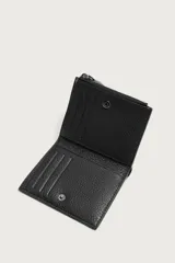 Billetera vertical de piel con acabado abatanado, compartimento principal para billetes, seis posiciones para tarjetas y monedero con cierre de cremallera.