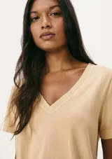 Camiseta de manga corta con cuello en V, color gris azulado, con efecto ligeramente desgastado.