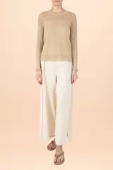 Blusa de punto fino color taupe con diseño de textura acanalada en mangas y hombros, cuello redondo y corte recto.
