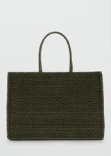 Bolso tipo tote en color verde militar, con diseño tejido de efecto natural y doble asa de mano.