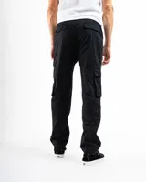 Pantalón cargo de algodón color azul marino, con corte clásico y bolsillos utilitarios laterales.