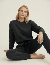 Jogger deportivo con pretina ancha elastizada, lazo de ajuste en la cintura, bolsillos laterales y puños elastizados en el ruedo.