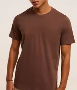 Remera básica de corte regular para hombre, color verde militar, con mangas cortas y cuello redondo.