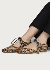 Ballerinas planas con diseño de rejilla y estampado animal print, con detalles de tiras cruzadas y borlas en el empeine.