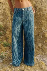Jean de tiro medio con corte oversize y diseño de pierna ancha. Confeccionado en denim de algodón con estampado láser efecto acebrado.