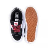 Championes Vans modelo Knu Skool, de diseño retro con estética chunky. Presentan una capellada de gamuza y lona en color negro con la icónica banda lateral Sidestripe en blanco. Destacan por su lengüeta y cuello acolchados, cordones gruesos con estampado en rojo y suela de goma vulcanizada con el característico diseño waffle.
