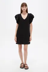 Vestido corto de viscosa color blanco, con cuello en V profundo y mangas cortas con volados. Diseño holgado.