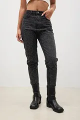 Pantalón de jean negro con corte skinny y tachas plateadas.