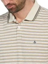 Polo de hombre Original Penguin con diseño a rayas horizontales en tonos beige, marrón y gris. Cuello clásico con botones, logo de la marca bordado en el pecho y corte slim fit.