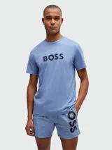 Remera de manga corta color verde oliva con el logo "BOSS" estampado en blanco en el pecho.