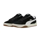 Championes Puma modelo Park Lifestyle Easy, de diseño urbano en color negro con detalles en blanco. Confeccionados en gamuza con la icónica franja lateral de la marca y suela de goma resistente.