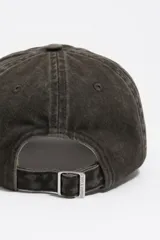 Gorro de visera estilo dad hat, color marrón oscuro o negro lavado, con bordado frontal multicolor que parece decir "BMBAYLO".