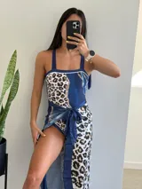 Traje de baño entero azul con estampado animal print y detalles dorados.