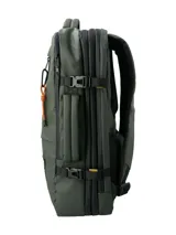 Mochila maletín de diseño versátil en color verde oscuro, confeccionada en poliéster reciclado repelente al agua. Cuenta con tres compartimentos principales con cierre, espacio interior para laptop de 15 pulgadas, múltiples bolsillos frontales con cierre, asa lateral para uso como maletín, correas ajustables y panel trasero acolchado.