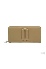 Billetera beige con cierre de cremallera y aplique metálico con forma de óvalo.