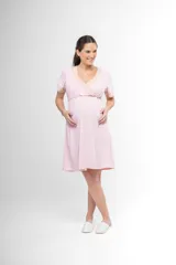 Camisón maternal rosado de algodón con escote en V cruzado y puntilla elastizada en escote y mangas. Presenta frunces debajo del busto para mayor amplitud.