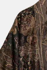 Chaqueta larga tipo kimono de Zara, confeccionada en mezcla de lino y seda con diseño jacquard estampado en tonos marrones y oscuros, manga larga y cinturón ajustable del mismo tejido.