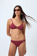 Bombacha de bikini color azul con textura arrugada, corte clásico y detalle de aro en uno de los laterales.