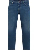 Jeans Tommy Hilfiger modelo Tapered Moore de corte recto y tiro medio, en color azul con lavado Nori Indigo. Confeccionados en mezcla de algodón y cáñamo, cuentan con diseño clásico de cinco bolsillos, cierre de botón y cremallera.