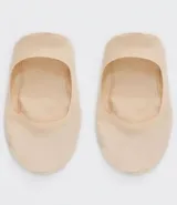 Medias femeninas super invisibles de color beige, lisas y con corte a láser. Cuentan con silicona aplicada en el borde para mayor sujeción.