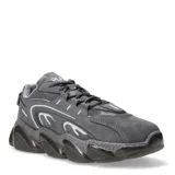 Championes urbanos de diseño robusto en color gris, con paneles texturizados y detalles reflectantes. Presentan una suela gruesa y contorneada con acabado brillante y cierre mediante cordones.