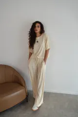 Pantalon de corte recto y holgado, confeccionado en tejido de mezcla de algodón y poliéster, con cintura elástica y cordón ajustable.