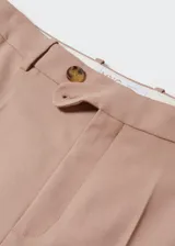 Pantalon de vestir de corte recto, confeccionado en tejido mezcla de lana. Presenta un diseño estructurado con pinzas frontales, bolsillos laterales y cierre oculto de botón, gancho y cremallera.