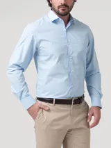 Camisa de manga larga RKF modelo Easysolid, confeccionada en popelina de algodón. Presenta cuello clásico, cierre frontal con botones y un bolsillo en el pecho con el logo de la marca bordado.