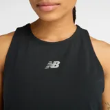 Musculosa deportiva negra de New Balance, modelo Drapey Tank, con logo estampado en el pecho.