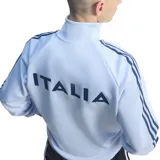Campera deportiva Adidas de la Selección de Italia, color celeste, con cierre frontal y las clásicas tres tiras en azul marino en las mangas. Cuenta con bolsillos laterales, cuello alto y los escudos de Adidas y de la federación italiana bordados en el pecho.
