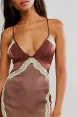 Vestido largo tipo slip de satén negro con escote en V, detalles de encaje en contraste y tajo lateral.