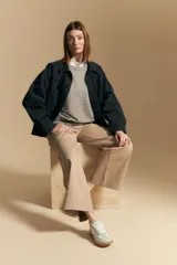 Sweater de mangas abullonadas con textura tejida en relieve, color gris claro. Tiene puños elastizados y silueta amplia.