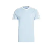Remera celeste de corte clásico con cuello redondo y mangas cortas. Presenta las tres rayas blancas características de Adidas en los hombros y el logo bordado en el pecho.