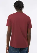 Remera de algodón con cuello en V y mangas cortas, de corte clásico y color azul.