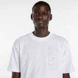 Remera de algodón blanca con cuello redondo y estampa vertical sutil en el pecho con el logo y nombre de la marca.