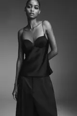 Top de breteles finos confeccionado en tejido satinado color rosa claro, con escote corazón y cierre lateral con cremallera oculta.