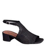 Sandalias Bottero para mujer de color negro, confeccionadas en cuero con diseño calado láser en la capellada y bordes festoneados. Cuentan con taco ancho cuadrado y tira ajustable con hebilla en el tobillo.