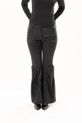 Pantalón de tiro medio con silueta oxford, ajustado en la parte superior y con bajo acampanado. Presenta bolsillos laterales, cierre frontal con cremallera y un detalle fruncido a la altura de la rodilla que aporta volumen.