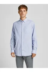 Camisa celeste de manga larga con cuello abotonado, cierre con botones y bolsillo en el pecho. Corte slim fit.