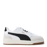 Championes urbanos Puma modelo Shuffle Downtown, con diseño retro inspirado en el básquet. Presentan una combinación de cuero sintético negro en el panel lateral y puntera de gamuza en tono gris claro. Incluyen la icónica franja lateral de Puma en blanco, suela de goma color caramelo y plantilla SoftFoam+ para mayor comodidad.