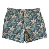 Short de baño Von Braun con estampado botánico de hojas en tonos verdes, marrones y azul oscuro. Cuenta con pretina fija, hebillas metálicas laterales para ajuste, cierre frontal con botón a presión, bolsillos laterales y bolsillo trasero.