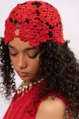 Gorro tipo casquete tejido a mano en hilo de algodón color rojo, con diseño calado.