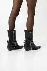 Botas de cuero negras de caña media con punta fina, taco de 8cm y detalle de cadena plateada.
