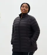 Campera puffer alargada Ashua de poliamida color negro, con diseño acolchado, cuello alto, cierre frontal de cremallera y bolsillos laterales funcionales.