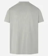 Remera deportiva de hombre con tecnología Dry, cuello redondo y mangas cortas. Presenta un diseño con estampa sutil tipo heat print y detalles de líneas en los hombros.