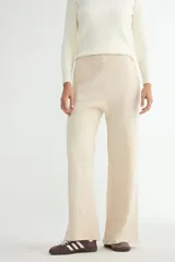 Pantalón de punto de corte recto y holgado, con cintura elástica y bolsillos laterales.