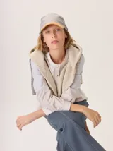 Gorro tipo pañuelo color gris claro con visera de cuero color camel.