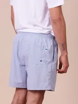 Short de baño azul marino con cintura elástica ajustable con cordón y logo bordado en la pierna.